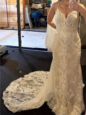 Exquisite Ivory Lace Bridal Gown